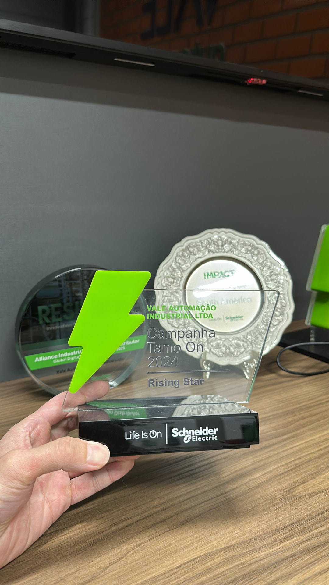 Troféu de reconhecimento profissional da Schneider Electric